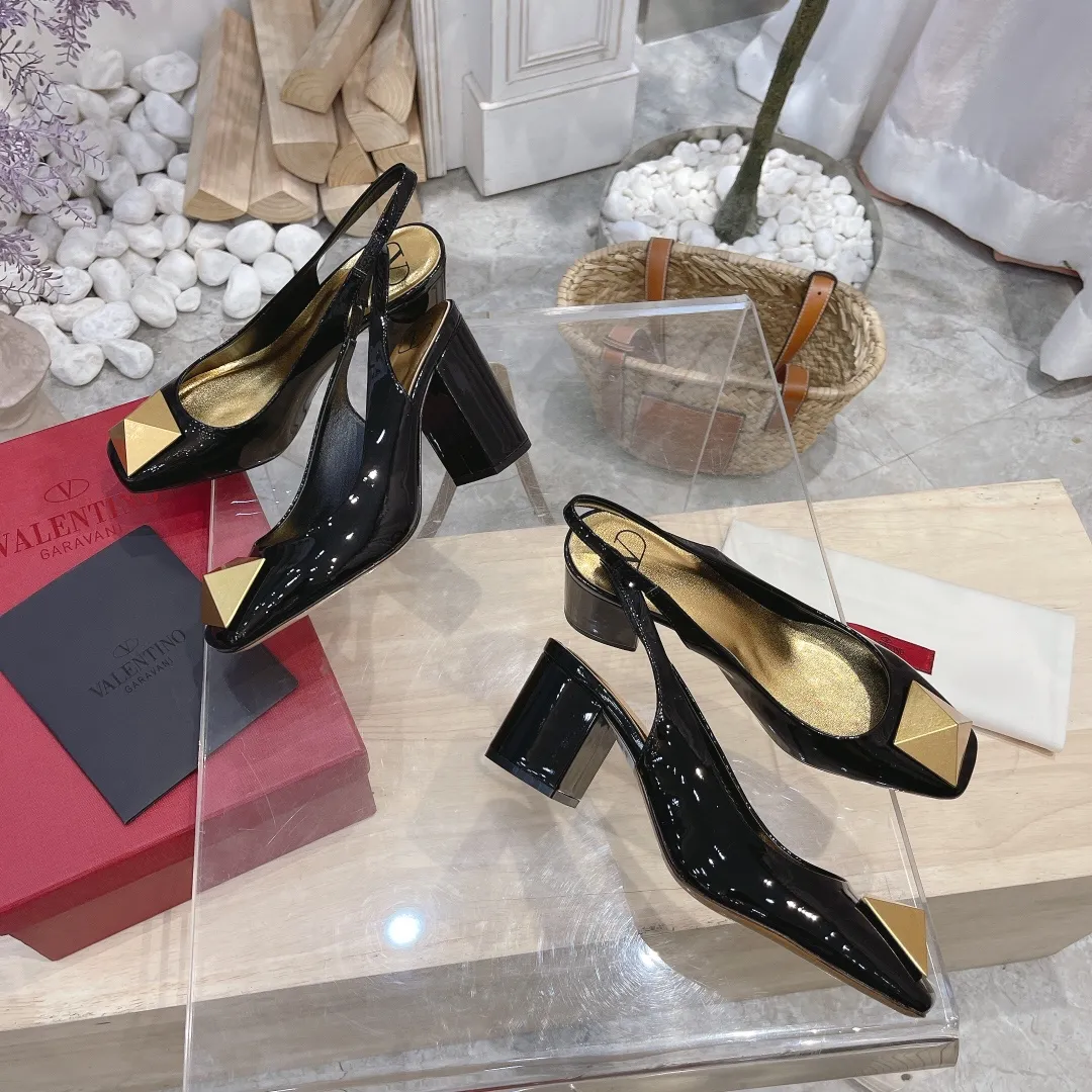 👟👟Ex-factory price 440👟👟 Genuine leather sole +40 Valentino Valentino 2023 spring and summer new product [Pyramid] large spike shoes are new☑️ ———————————— Valentino Garavani’s classic “Roman Stud” series debuts in a new interpretation! The latest golden big rivet element is full of high-end sense! Extremely fashionable ~ Upper: Original custom-made cow patent leather Lining: Original high-gloss imported sheepskin lining Outsole: Italian genuine leather Outsole: Wear-resistant rubber sole Size: 34-42 (34 and 42 are custom-made and non-refundable) Heel height: [8.5cm] - [6cm] (2 heel height options)